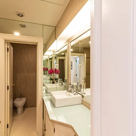 Refuge In Chiado, Elegance And Comfort In דירה *